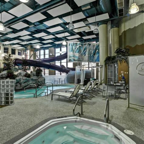 winnipeg hotels with waterslides.